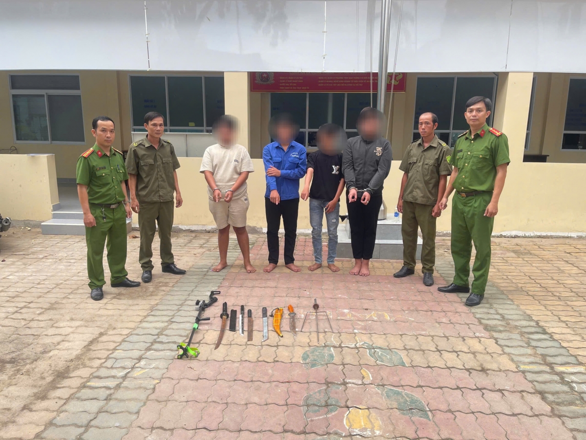 Bắt nhóm thiếu niên dùng hung khí gây náo loạn tại quán cà phê ở TP.HCM